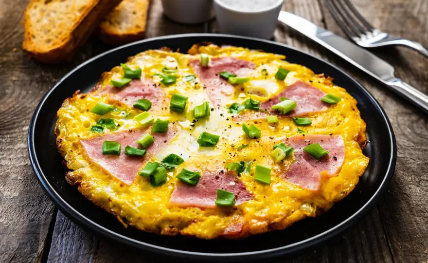 Zdrowy omlet: Puszysty przepis na szybkie śniadanie/kolację