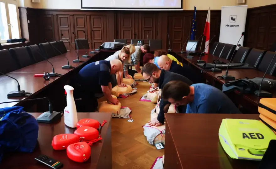 Czy szkolenie z pierwszej pomocy jest obowiązkowe w Twojej pracy?