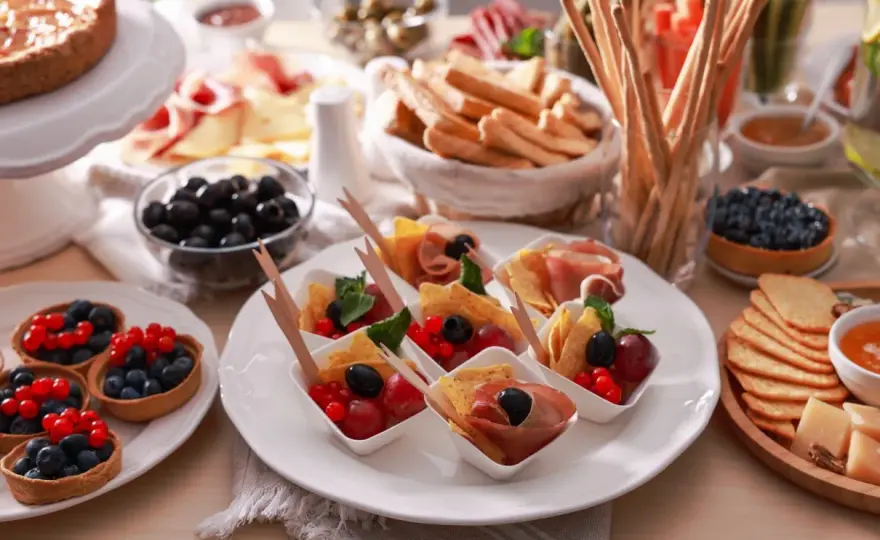 Najlepsze dania na 18 dla młodzieży: menu i przekąski na wyjątkową imprezę