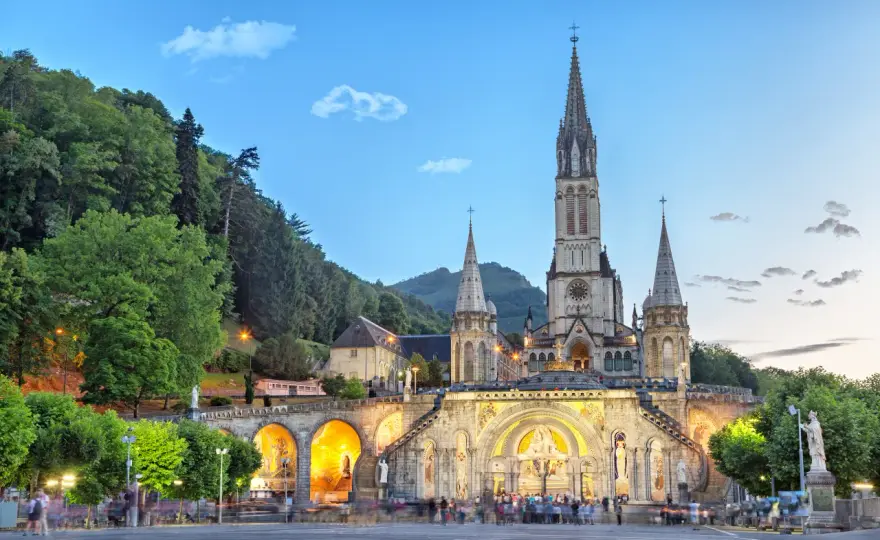Lourdes sanktuarium: historia, cudowne wody i znaczenie pielgrzymek