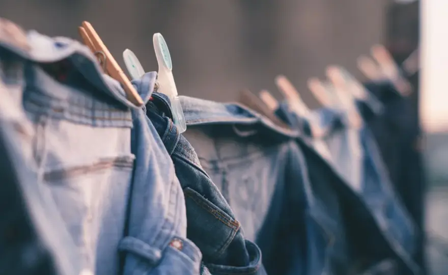 Gdzie trzymać kosz na pranie w małym mieszkaniu? Nasze pomysły dla ograniczonych przestrzeni