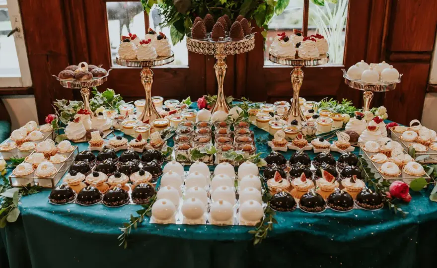 Idealne naczynia na słodki stół - jak zorganizować candy bar na przyjęcie
