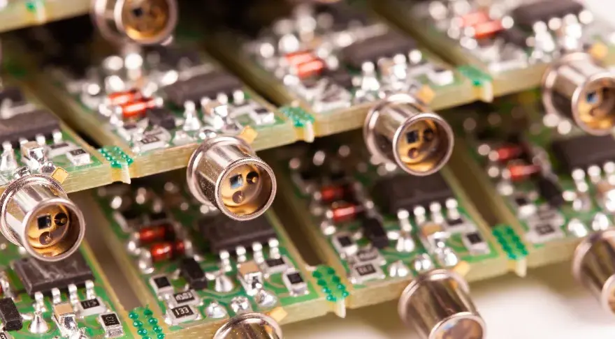 Do czego służy tranzystor? Kluczowe funkcje i zastosowania w elektronice