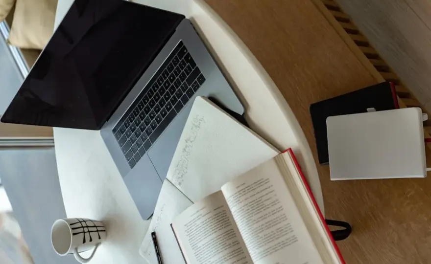 Hybrydowe studia online - czy to znak naszych czasów?