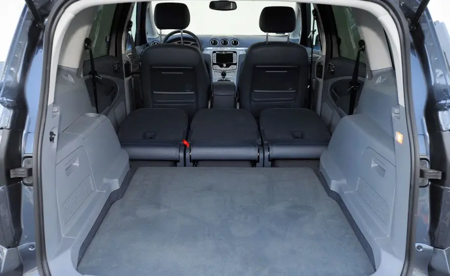 Ford S-Max wymiary - czy zmieści się w Twoim garażu?