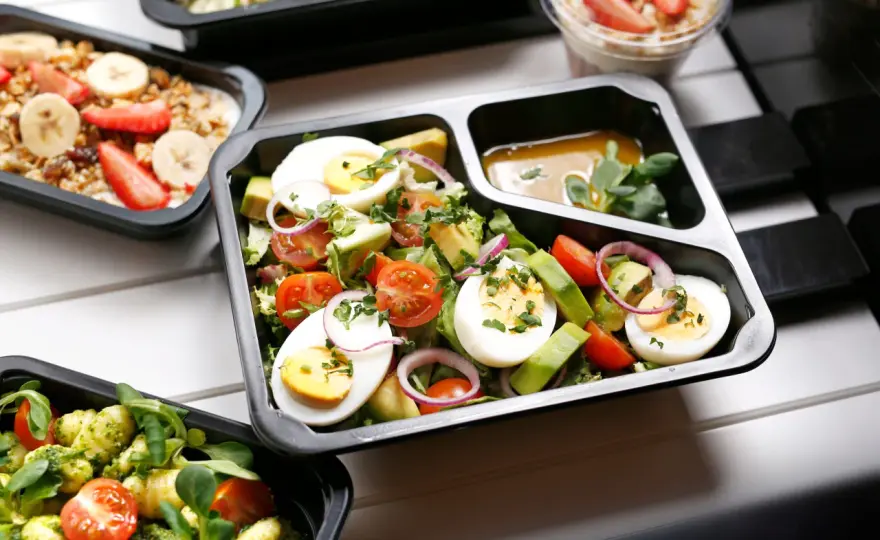 Catering ile od osoby - poznaj ukryte koszty i różnice cenowe