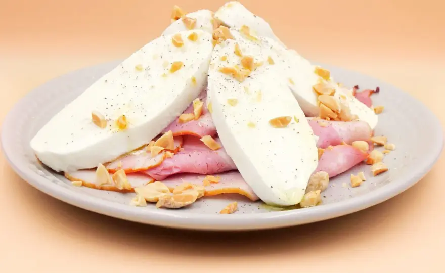 Mozzarella na keto: Czy jest dozwolona? Sprawdź makroskładniki i przepisy