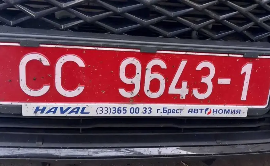 Czerwone tablice rejestracyjne - Co oznaczają i ile kosztują?