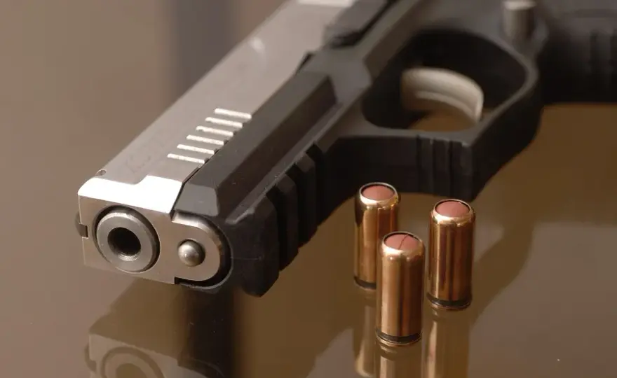 Pistolet gazowy w Polsce: legalność, pozwolenia, samoobrona