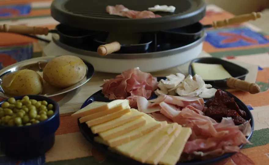 Raclette maison - bien choisir le fromage et réussir le service