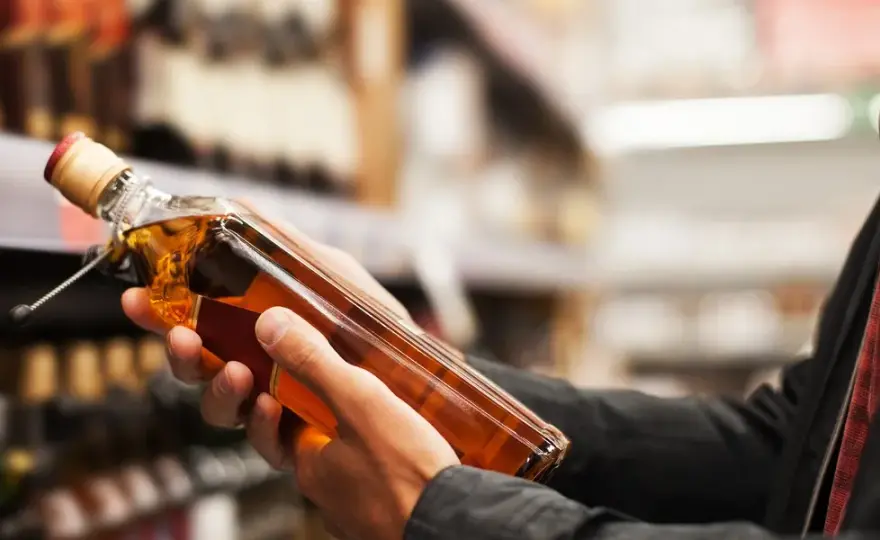 Ile alkoholu można przewieźć do Danii? Kluczowe limity i zasady
