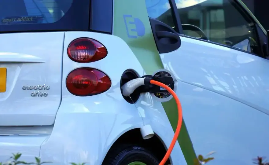 Jak ładować samochód elektryczny w domu - uniknij wysokich kosztów
