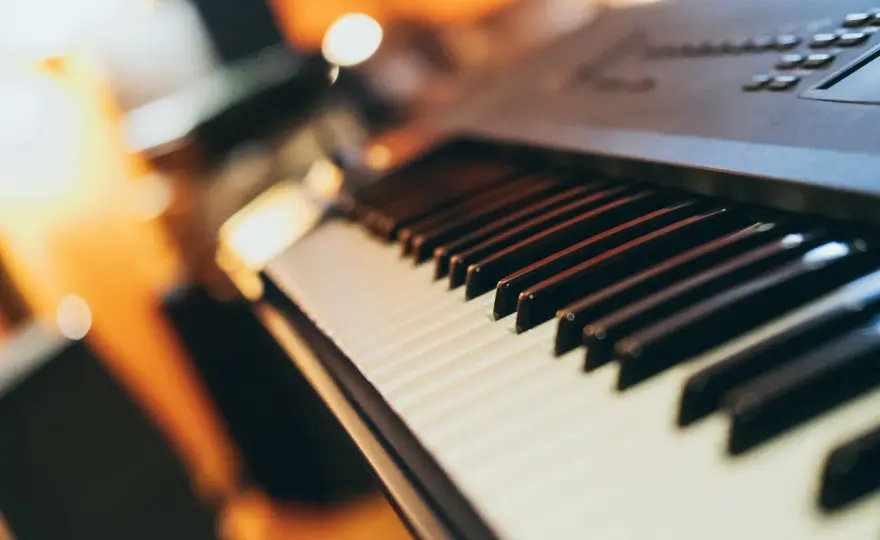 Łatwe melodie na pianino: Twój pierwszy krok do gry poradnik