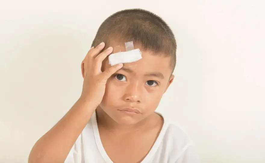 Colpo alla testa bambino - Segnali, cosa fare e quando preoccuparsi
