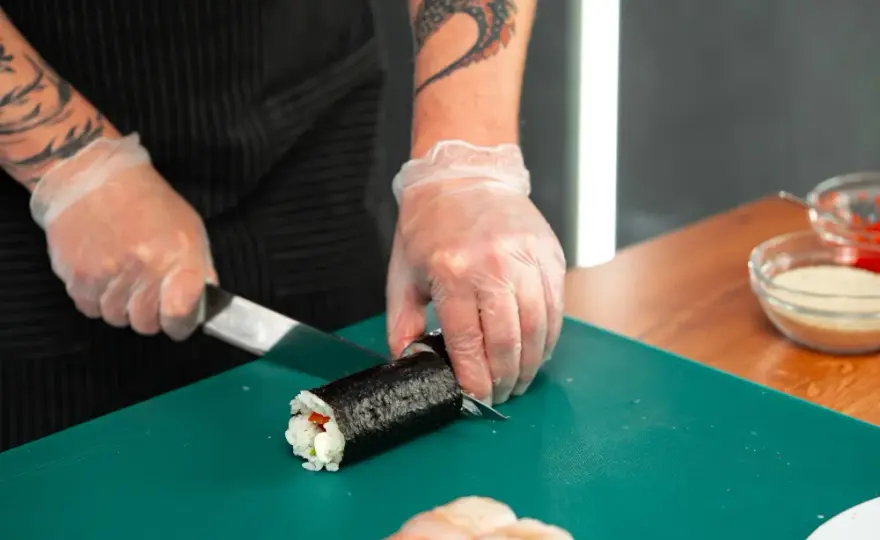Jak kroić sushi perfekcyjnie, aby uniknąć uszkodzeń rolek