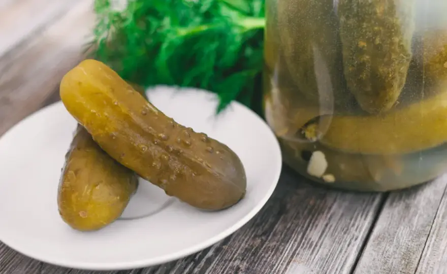 Kiedy kisić ogórki? Sekret chrupkości i idealnego smaku!
