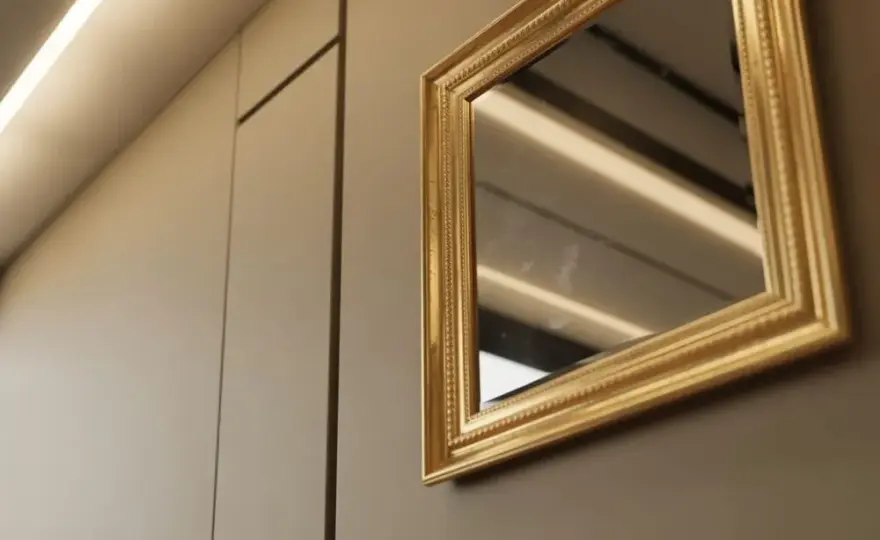 Jak powiesić lustro z ramą? Uniknij błędów poradnik DIY