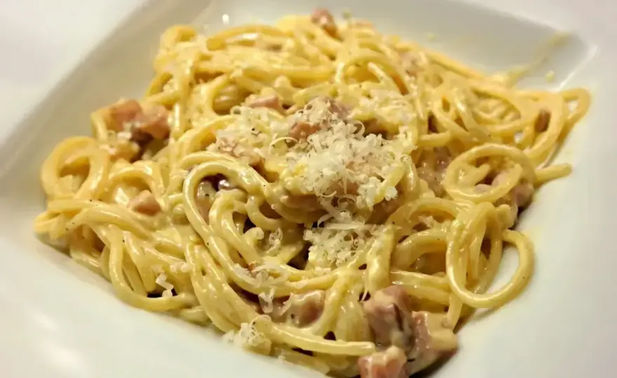 Carbonara z boczkiem i śmietanką - kremowy przepis krok po kroku