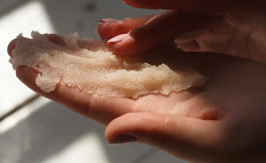 Domowy peeling cukrowy - Jak go zrobić i stosować bez podrażnień?