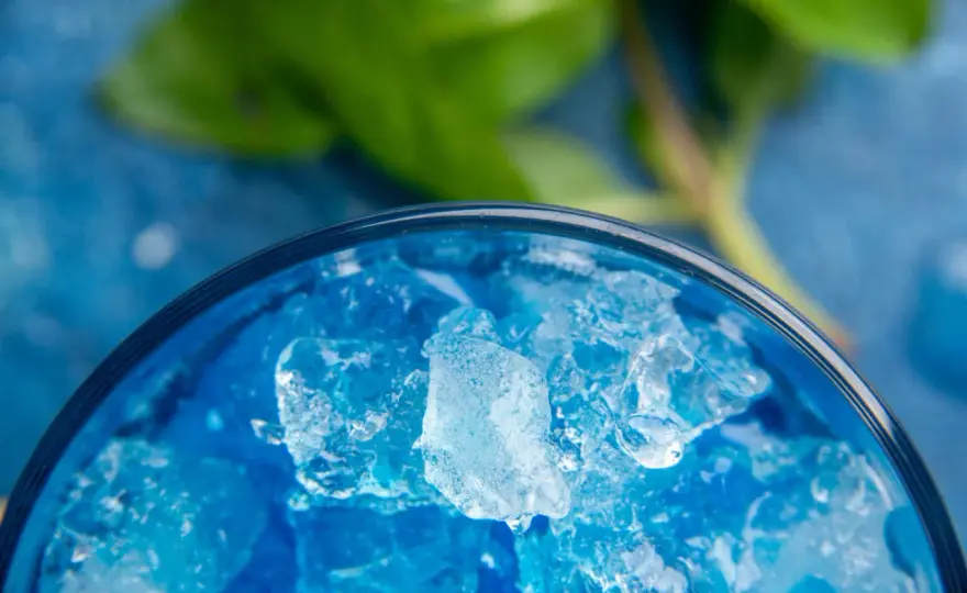 Orzeźwiający drink z blue curacao i sokiem jabłkowym na lato