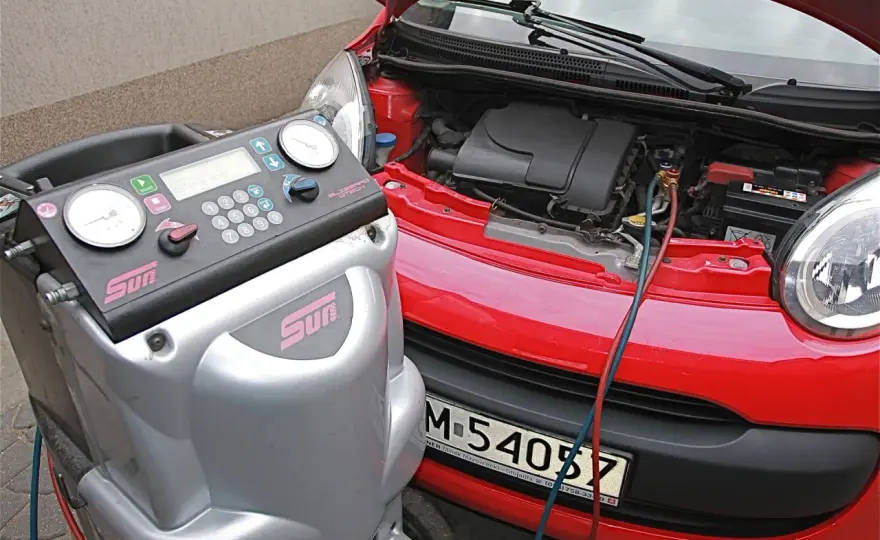 Nabicie klimatyzacji - Ile kosztuje? R134a vs R1234yf
