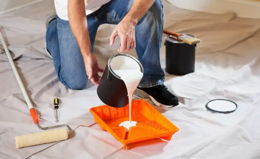 Pitturare un soffitto a pennello senza strisce e segni