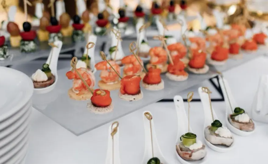 Catering na urodziny: ile kosztuje? Planuj budżet mądrze!