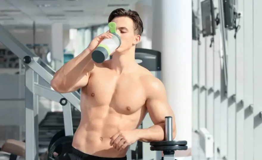 Proteiny przed czy po treningu - co naprawdę przynosi lepsze efekty?