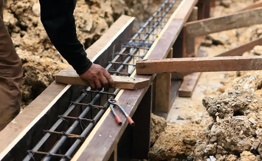 Jaki cement na fundament: wybierz najlepszy materiał dla swojego domu
