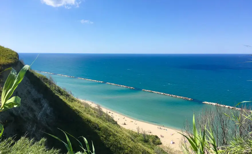 Fiorenzuola di Focara: Guida Completa a Spiagge e Borgo