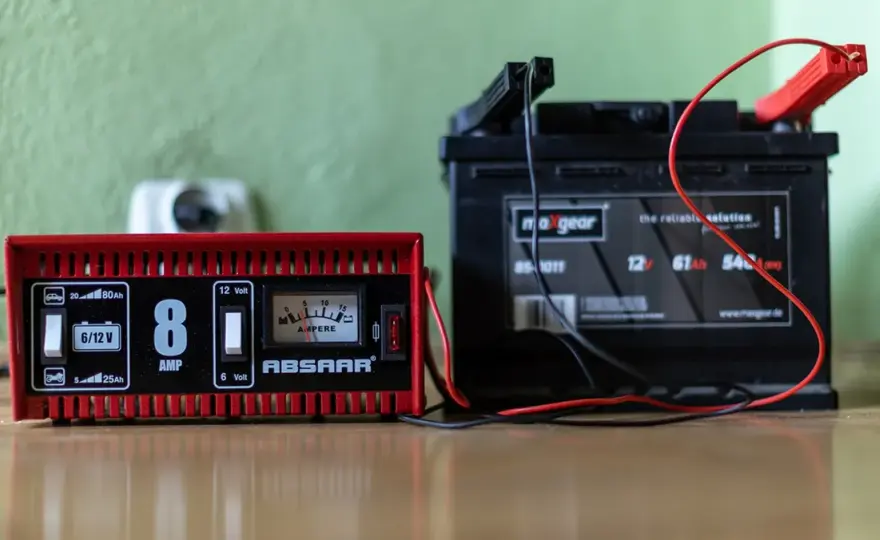 Jak ładować akumulator prostownikiem est 305 - uniknij błędów i oszczędź czas