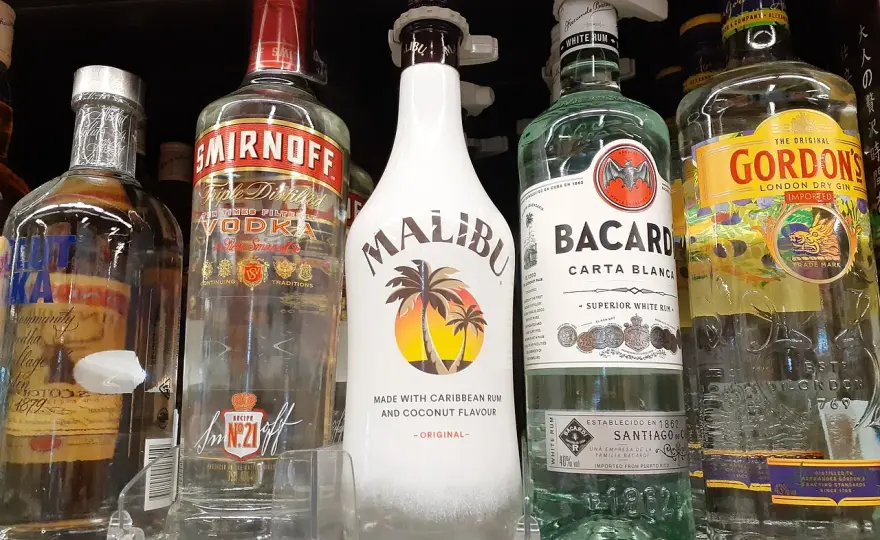 Ile procent ma Malibu - Rum czy likier? Sprawdź moc i wersje
