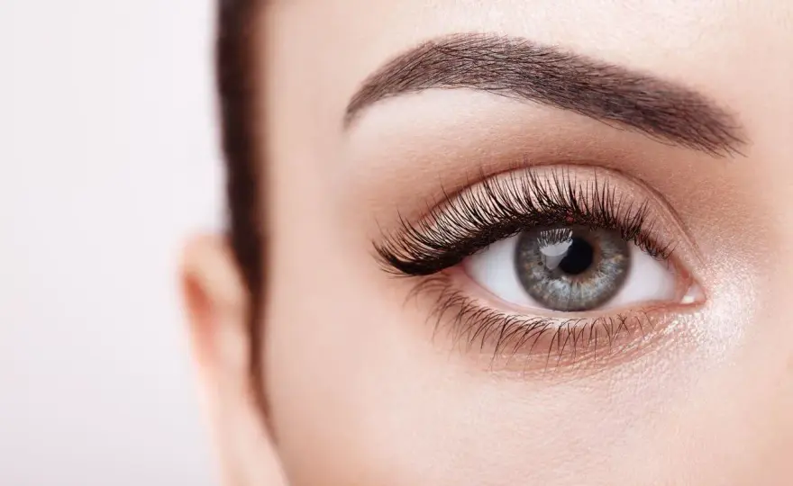 Stylizacja rzęs 1 do 1: Jak uzyskać naturalny efekt bez obciążenia