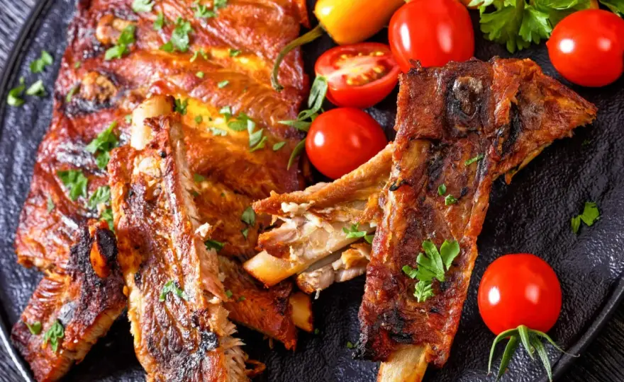 Żeberka pieczone w rękawie - Jak upiec mięso odchodzące od kości?