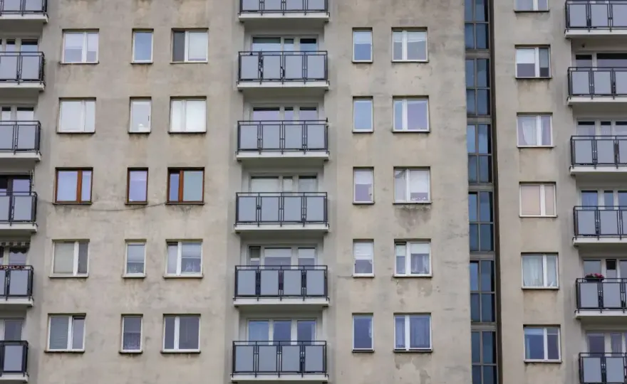 Ile zarabia inspektor w spółdzielni? Sprawdź widełki i czynniki