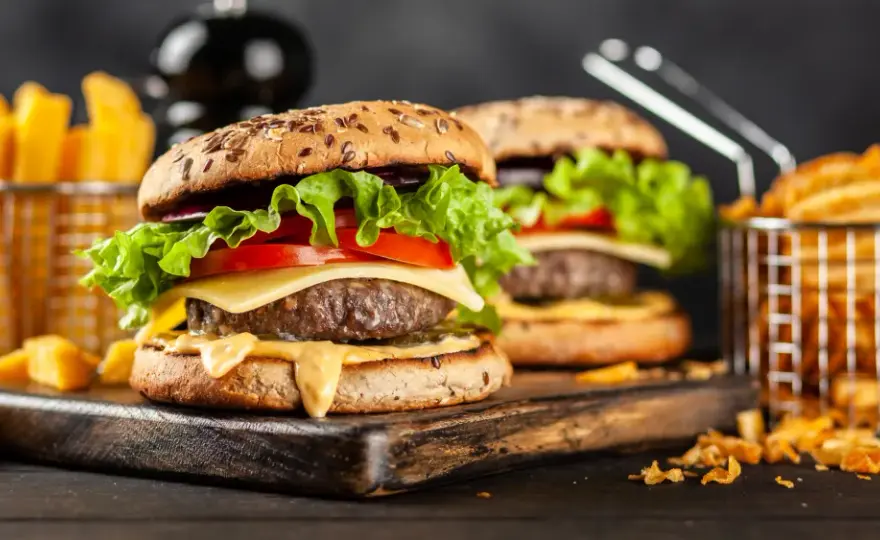 Jakie mięso na burgery? Wybierz idealne i zrób burgera marzeń!