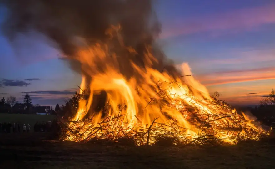 Osterfeuer - Bedeutung, Sicherheit & Brauchtum in Gemeinden