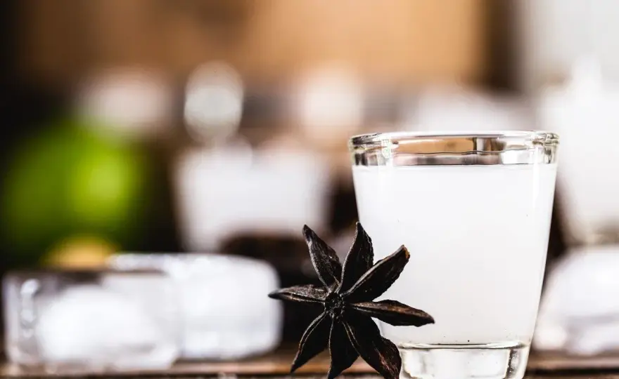 Arak - anyżowy destylat. Jak pić i z czym łączyć?