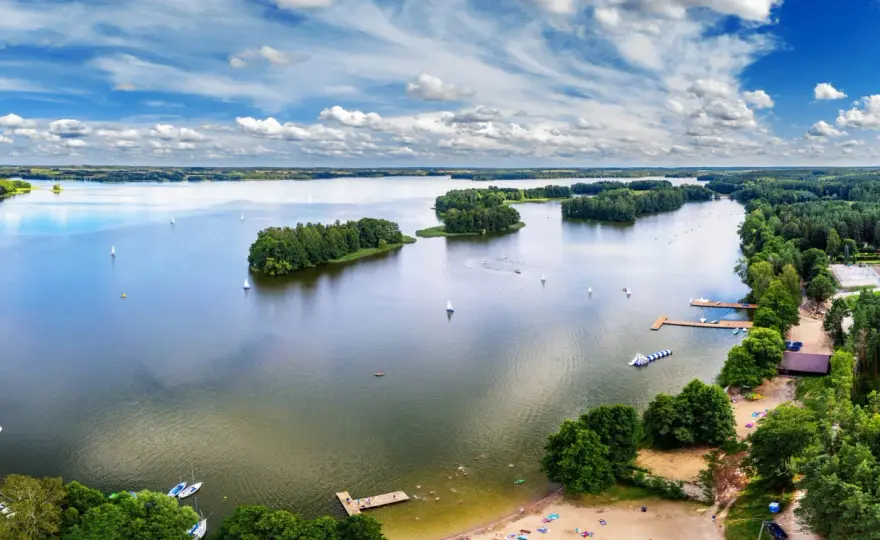 Wakacje nad wodą - Jak zaplanować udany wyjazd w Polsce?
