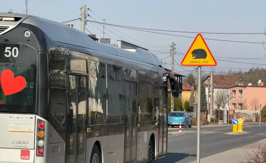Znaki drogowe na osiedlu: Uniknij kary, postaw je legalnie!