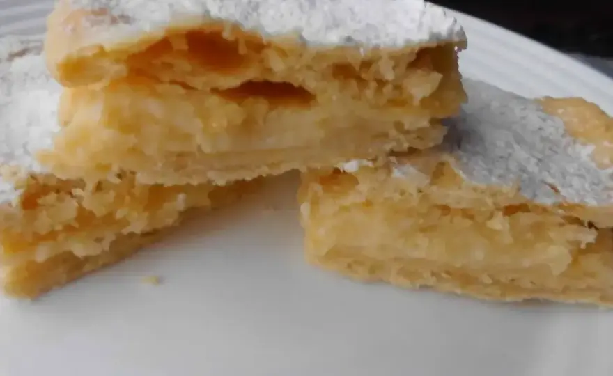 Napoleonka idealna - przepis na chrupiące ciasto i krem