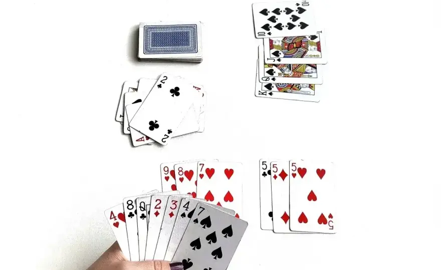 Ile kart w remiku? Jak rozdawać i kiedy dwie talie?