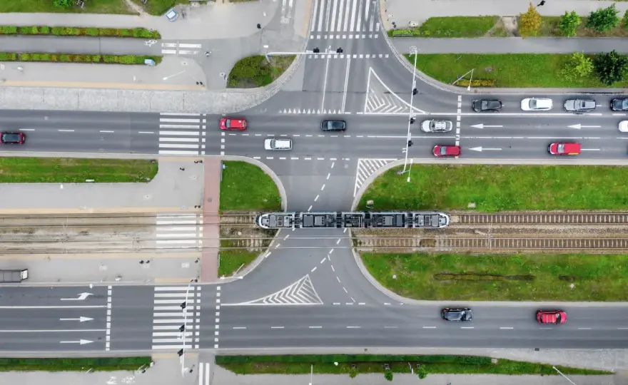Parkowanie przy skrzyżowaniu - ile metrów to bezpieczny dystans?