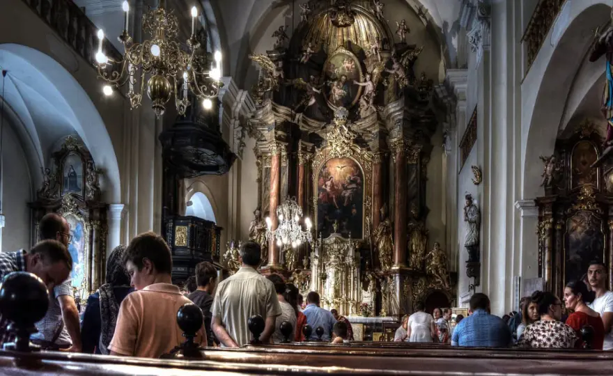 Jak przebiega msza święta? Krok po kroku wyjaśniamy jej znaczenie i symbolikę