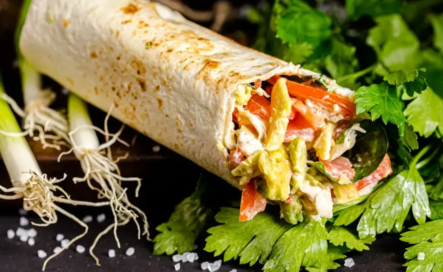 Placek tortilla: Z czym jeść? 30+ pomysłów na farsz i sosy!