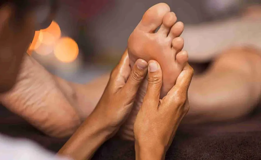 Massaggio ai piedi e riflessologia - Benefici reali e tecniche