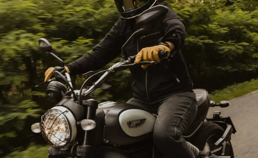 Naucz się jak szybko i łatwo zmieniać biegi w motorowerze - krok po kroku