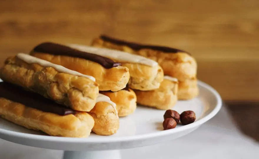 Éclair francesi fatti in casa, leggeri e pieni di crema