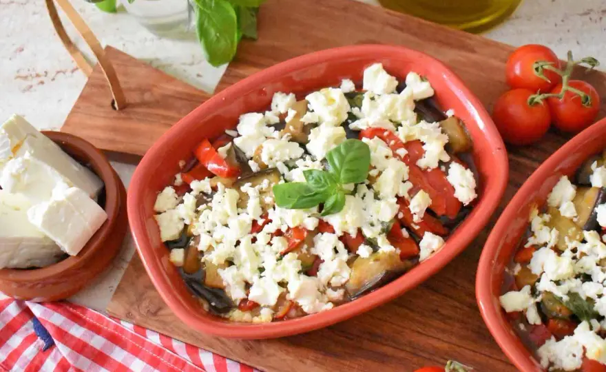 Pieczona feta z warzywami - Idealny obiad, który zawsze wychodzi!