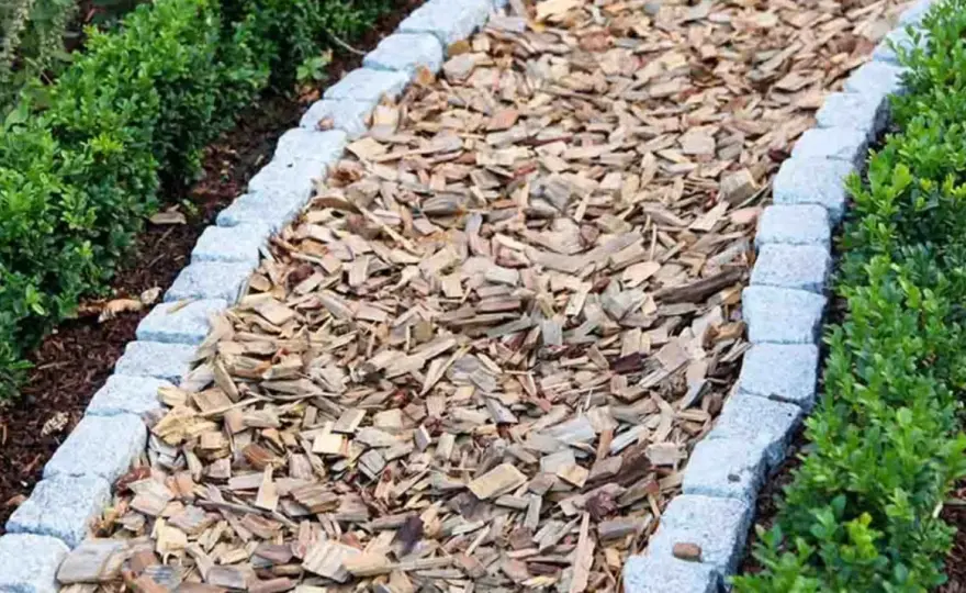 Holzhackschnitzel im Garten richtig entfernen und entsorgen